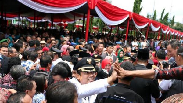 Warga memberikan ucapan selamat